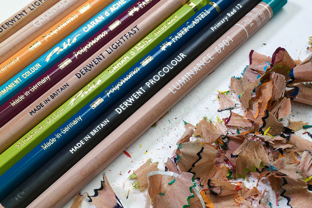 https://www.artsupplies.co.uk/blog/wp-content/uploads/2022/08/Assorted-Coloured-pencils-with-pencil-shavings.jpg